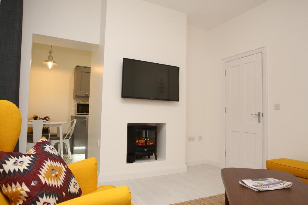 East Bridge Apartments room 2