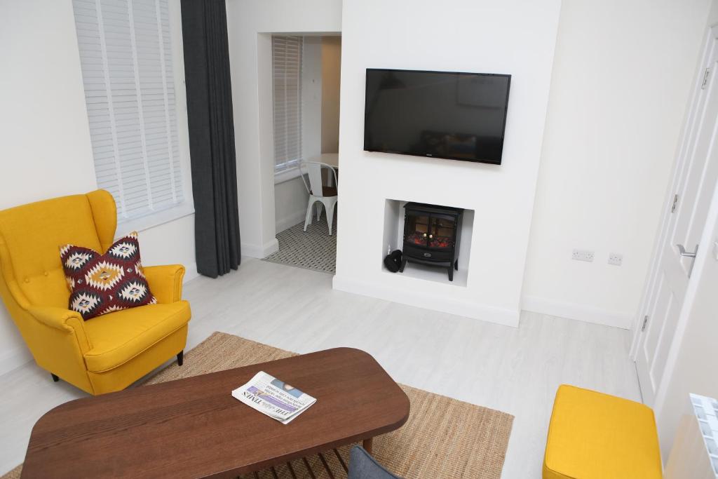 East Bridge Apartments room 3