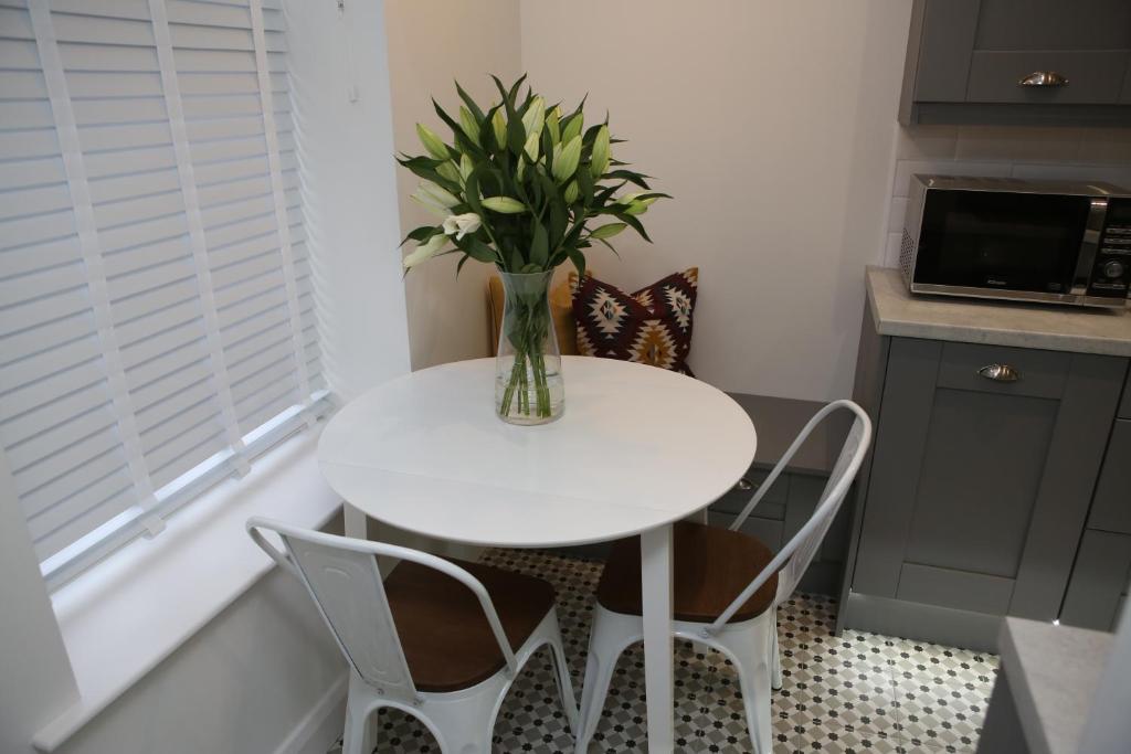 East Bridge Apartments room 5
